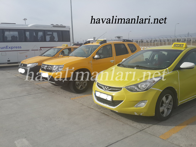 Kars Havalimanı Taksi Durağındaki araçalar