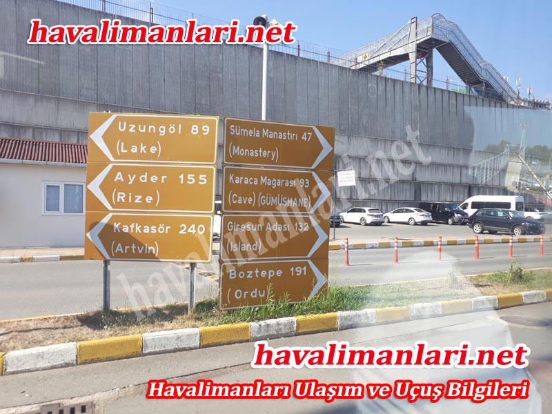 Trabzon Havalimanı Otopark ve tarihi ve turistik bölgeler uzaklıklarını gösteren levhalar